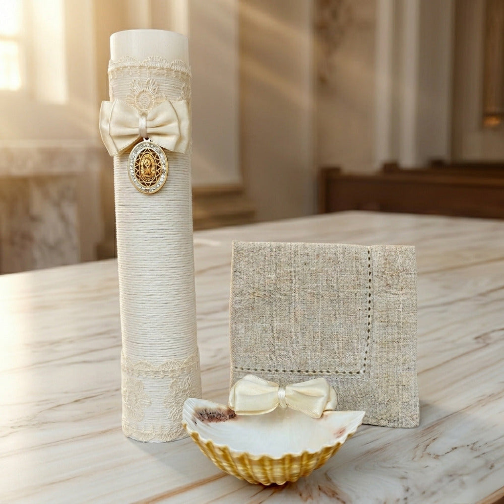 Kit de bautizo artesanal color marfil con cirio texturizado, medalla de la Virgen, concha natural y paño de lino.