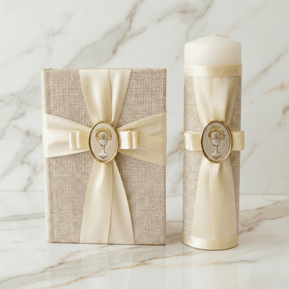 Kit de primera comunión con biblia y cirio decorados en yute, listones satinados beige y placas doradas del cáliz.