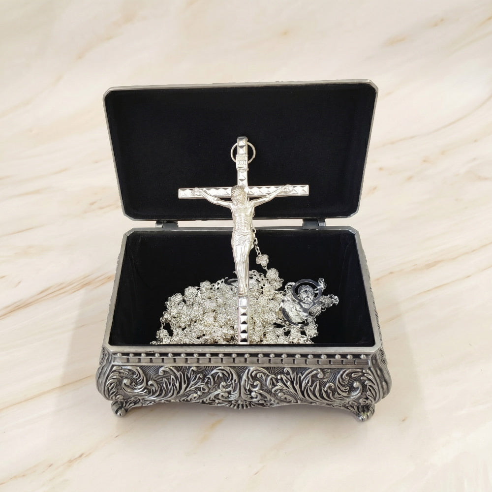 Lazo de boda de plata de ley en estuche de pewter decorado sobre fondo de mármol.