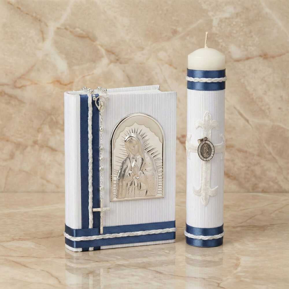 Kit de primera comunión con biblia y cirio en color blanco, decorados con listón azul marino y placa de plata de la Virgen de Guadalupe.