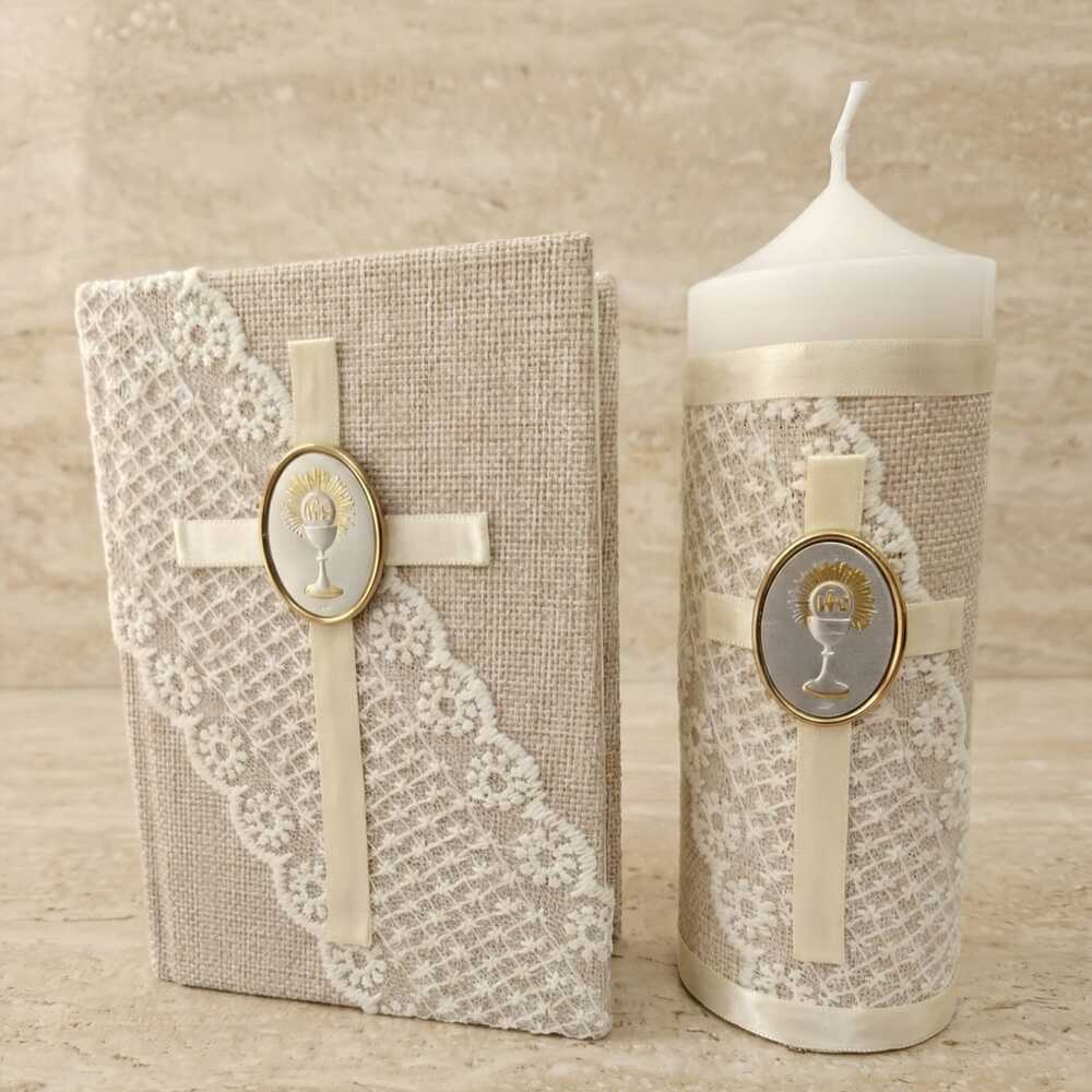 Kit de primera comunión con biblia y cirio decorados en yute, encaje blanco y placas del Espíritu Santo.
