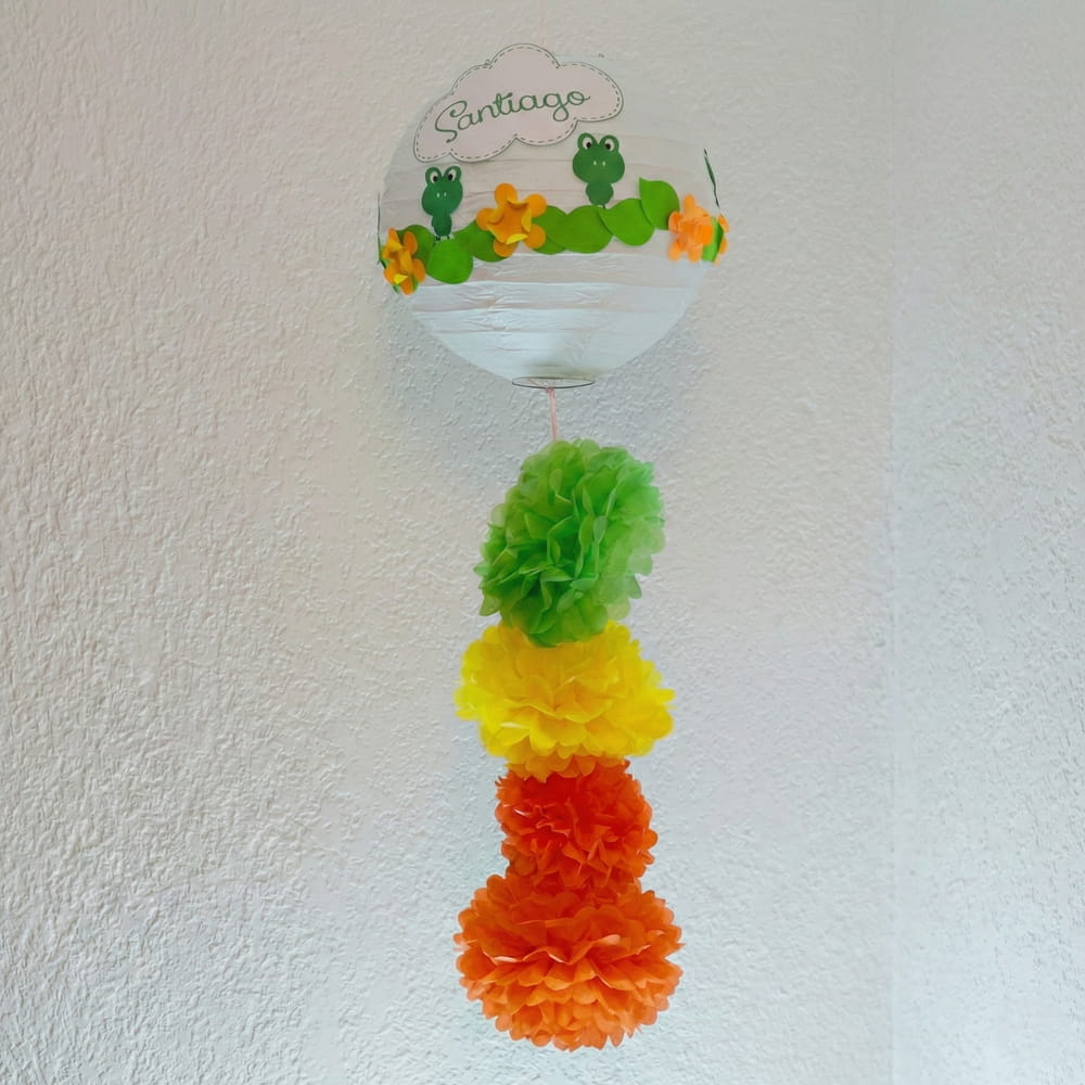 Lámpara china decorativa personalizada con nombre, figuras de ranitas y pompones de colores, ideal para decoración de eventos infantiles.