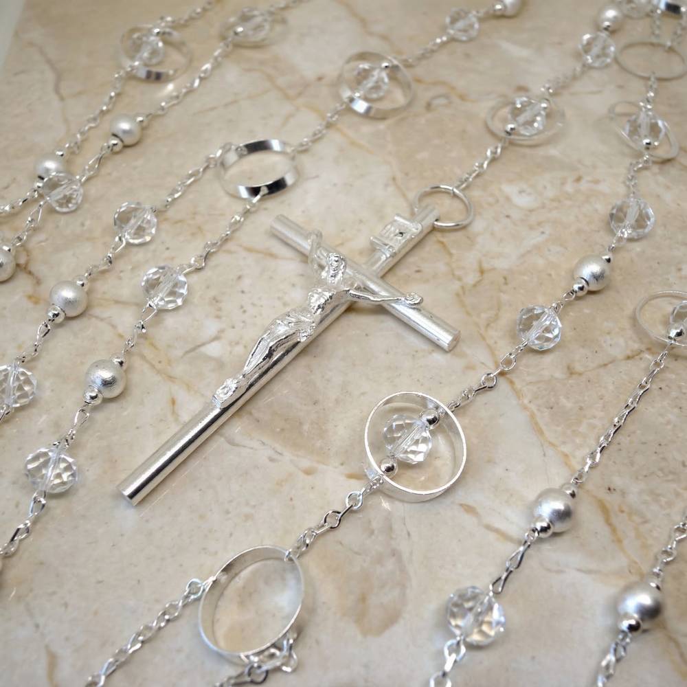 Lazo de boda con baño de plata, cuentas de cristal facetado y cruz italiana, ideal para ceremonias nupciales elegantes.