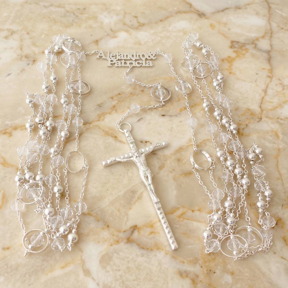 Lazo de boda con baño de plata, cristales facetados, cruz italiana y nombres personalizados para ceremonias nupciales en México.