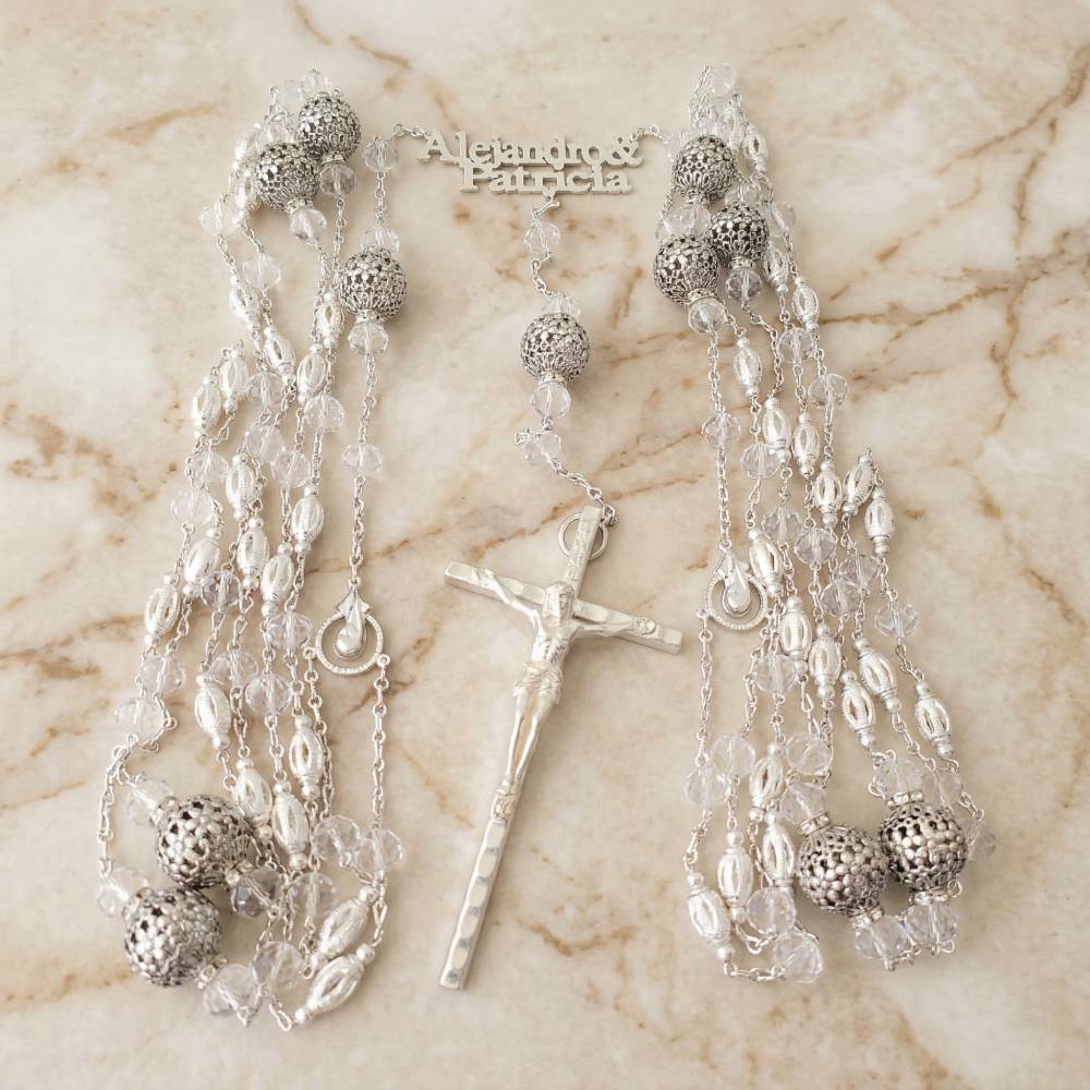 Lazo de boda plateado con cuentas de filigrana, cristales, cruz italiana y nombres personalizados para ceremonias nupciales en México.