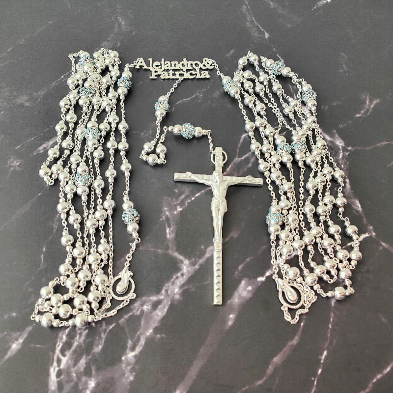 Lazo de boda personalizado, con cunetas azules y plateadas, con cruz italiana.