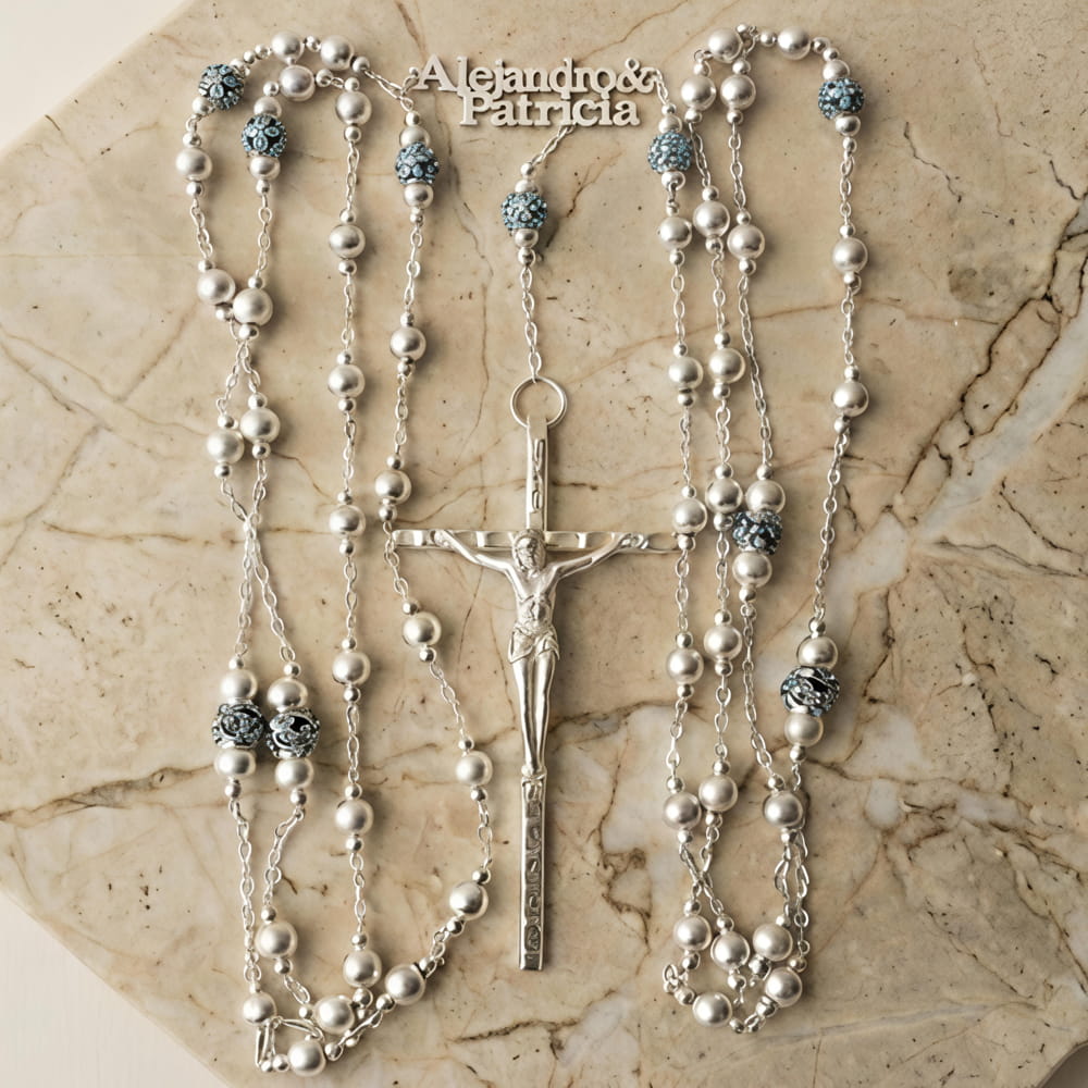 Lazo de boda con cuentas plateadas, cristales azules con diseño floral, cruz italiana y nombres personalizados de los novios.