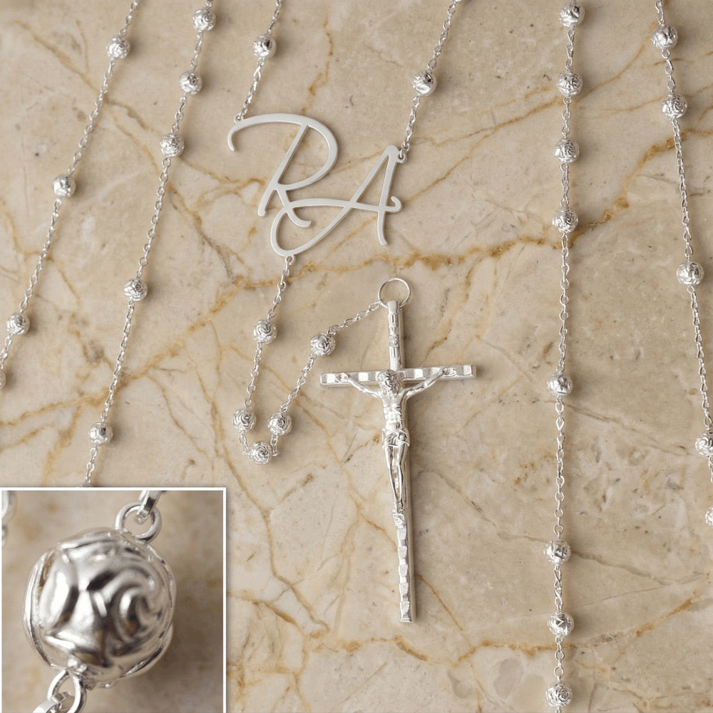 Lazo de boda plateado con cuentas de filigrana, cruz detallada e iniciales personalizadas para ceremonias nupciales en México.
