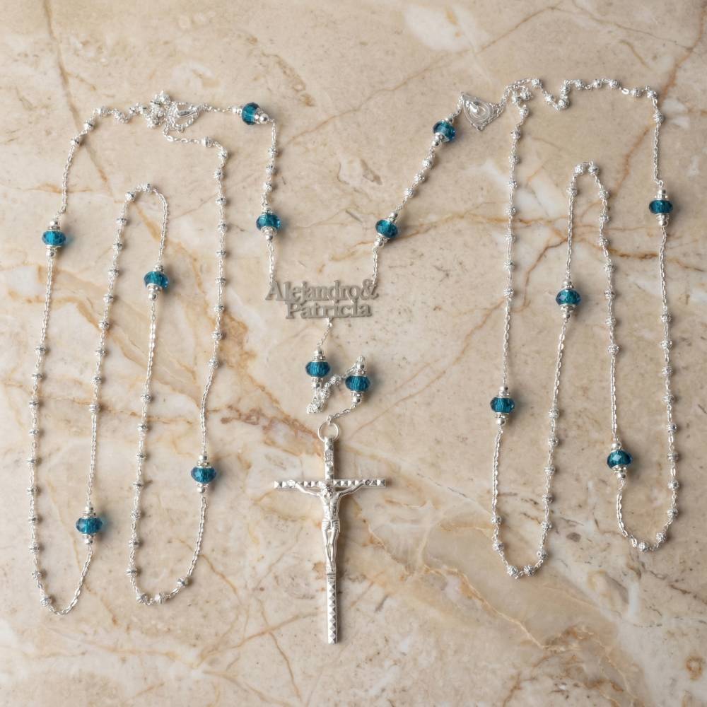 Lazo de boda con cuentas plateadas, cristales azules y nombres personalizados de los novios para ceremonias religiosas.