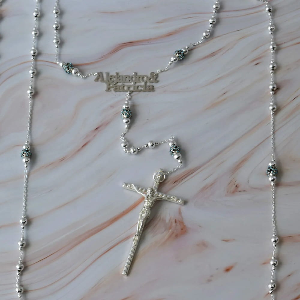 Lazo de boda personalizado, con cuentas azules y plateadas, con cruz italiana.