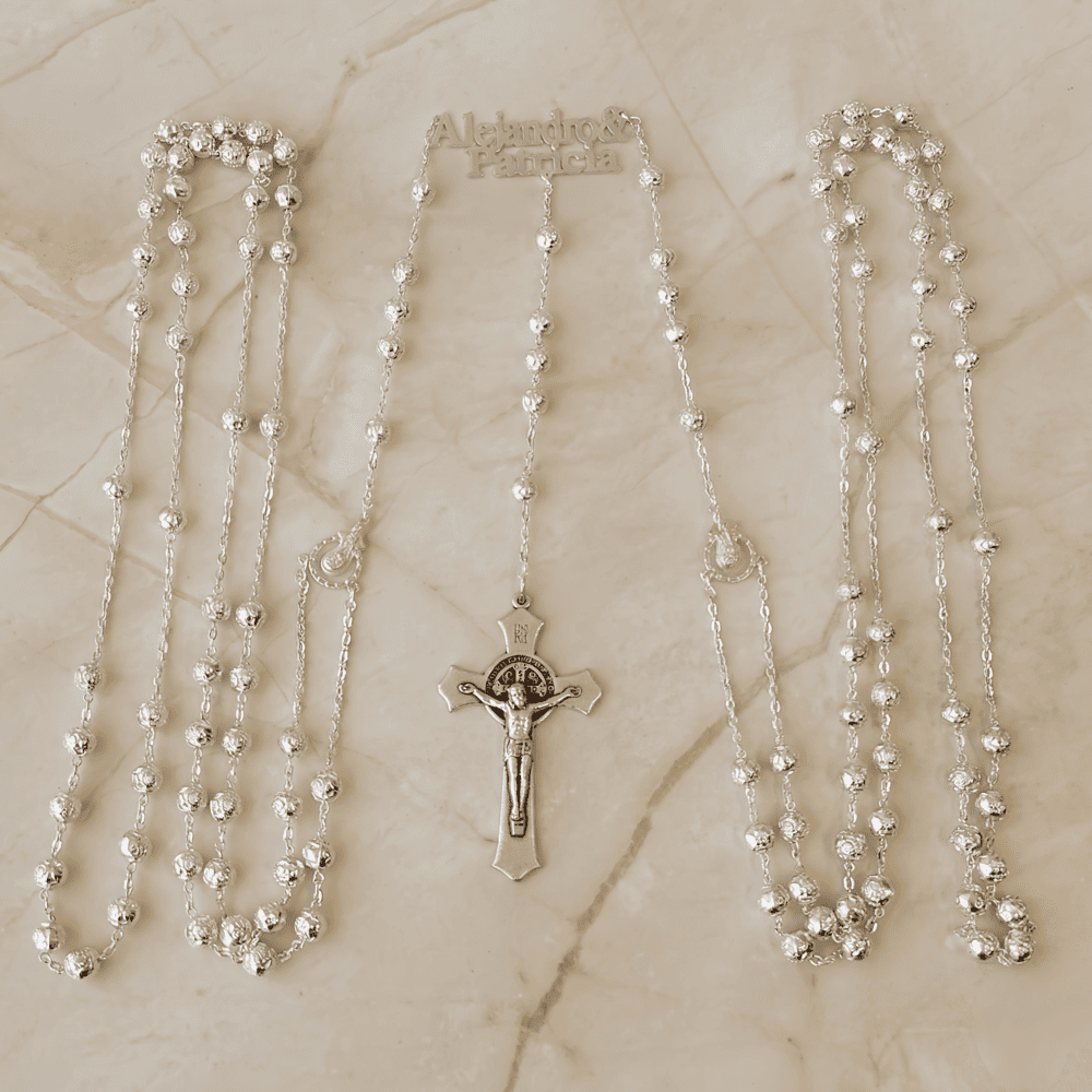 Lazo de boda rose silver personalizada con los nombres "Alejandro & Patricia" y crucifijo detallado de San Benito