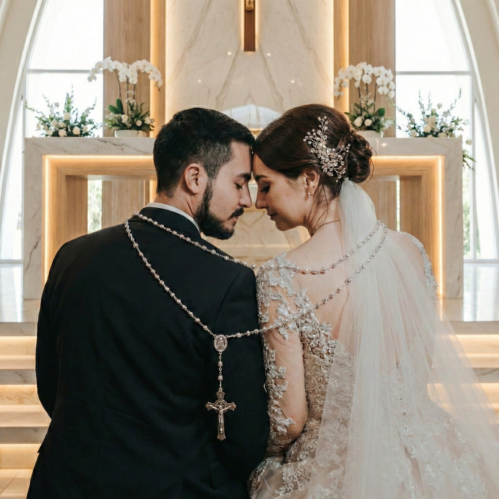 Pareja de novios frente al altar en una iglesia moderna e iluminada, unidos por un lazo matrimonial de plata elegante con diseño de rosario durante su ceremonia religiosa.