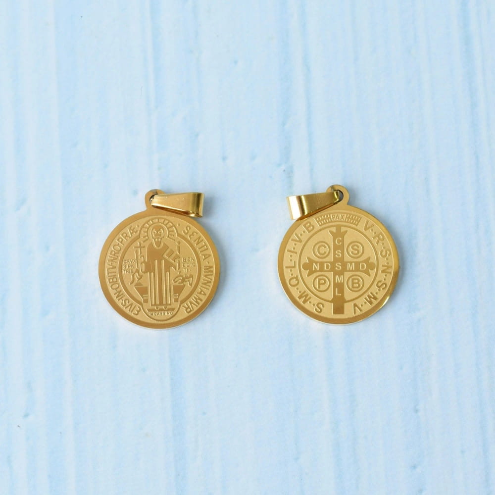 Medalla dorada de San Benito.