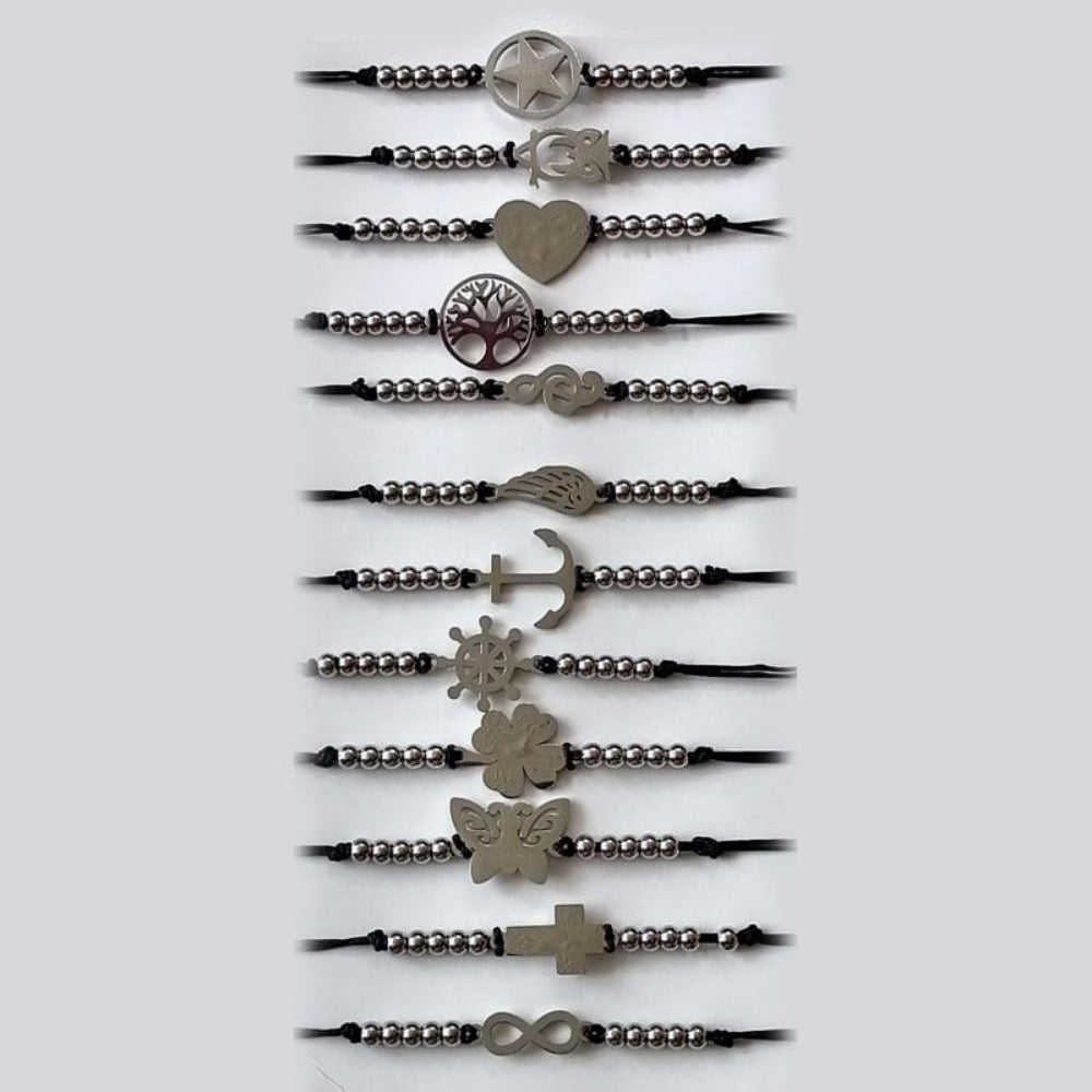 Variedad de pulseras de hilo negro con cuentas plateadas y dijes de símbolos como árbol de la vida, infinito, cruz y ancla, recuerdos para eventos sociales.