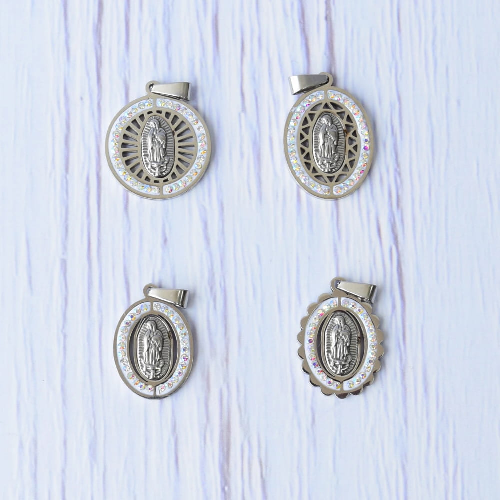 Medallas de la Virgen de Guadalupe plateadas con pedrería, recuerdos religiosos elegantes para bautizos y eventos sociales en México.