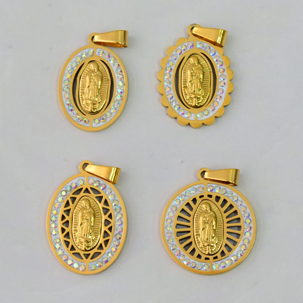 Medallas de la Virgen de Guadalupe doradas con pedrería, recuerdos religiosos elegantes para bautizos y eventos sociales en México.