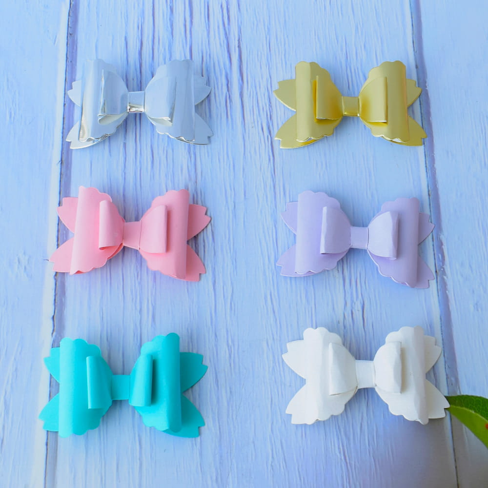Moños de papel en colores varios.