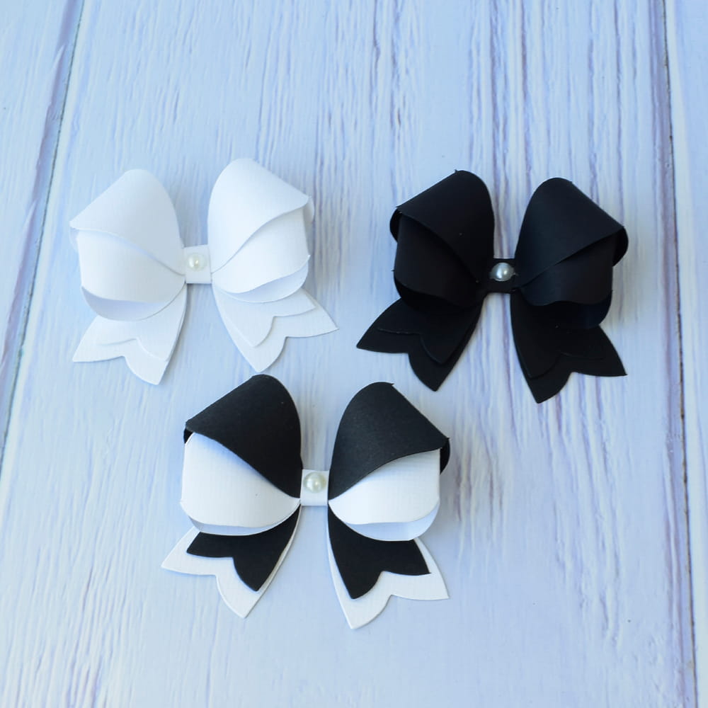 Moños para recuerdos luctuosos de papel en varios colores.