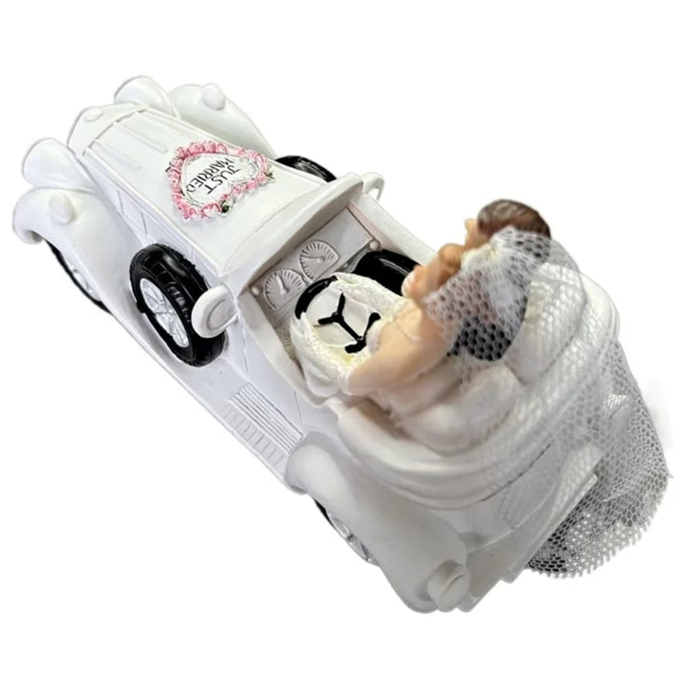 Figura para pastel de bodas con novios en coche clásico blanco y letrero "Just Married" sobre fondo blanco.
