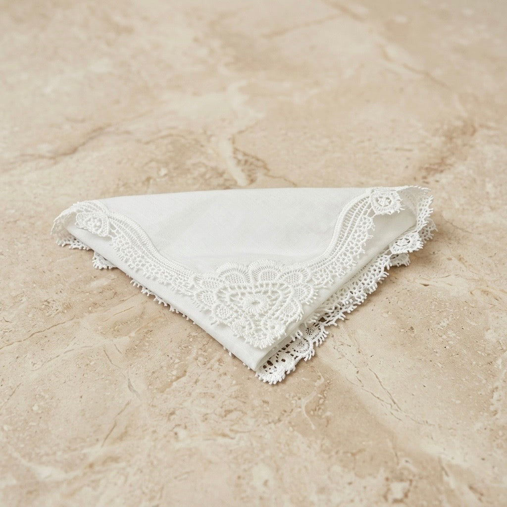 Paño de algodón en coloración blanco con encaje para kit de bautizo.