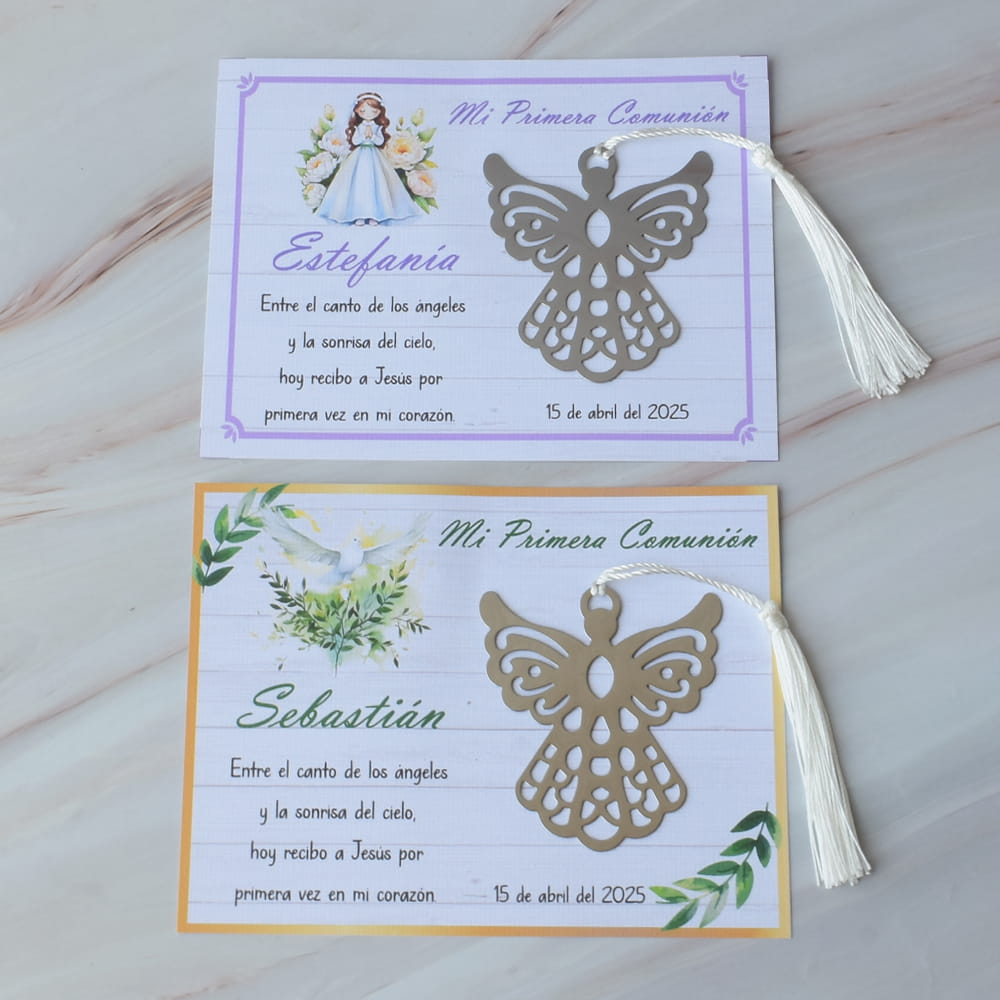Recuerdos personalizados de Primera Comunión tipo separador con dije de ángel metálico para niño y niña.