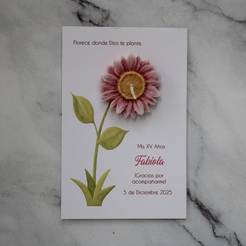 Vela de flor para quince años con tarjeta personalizada con daos del evento.