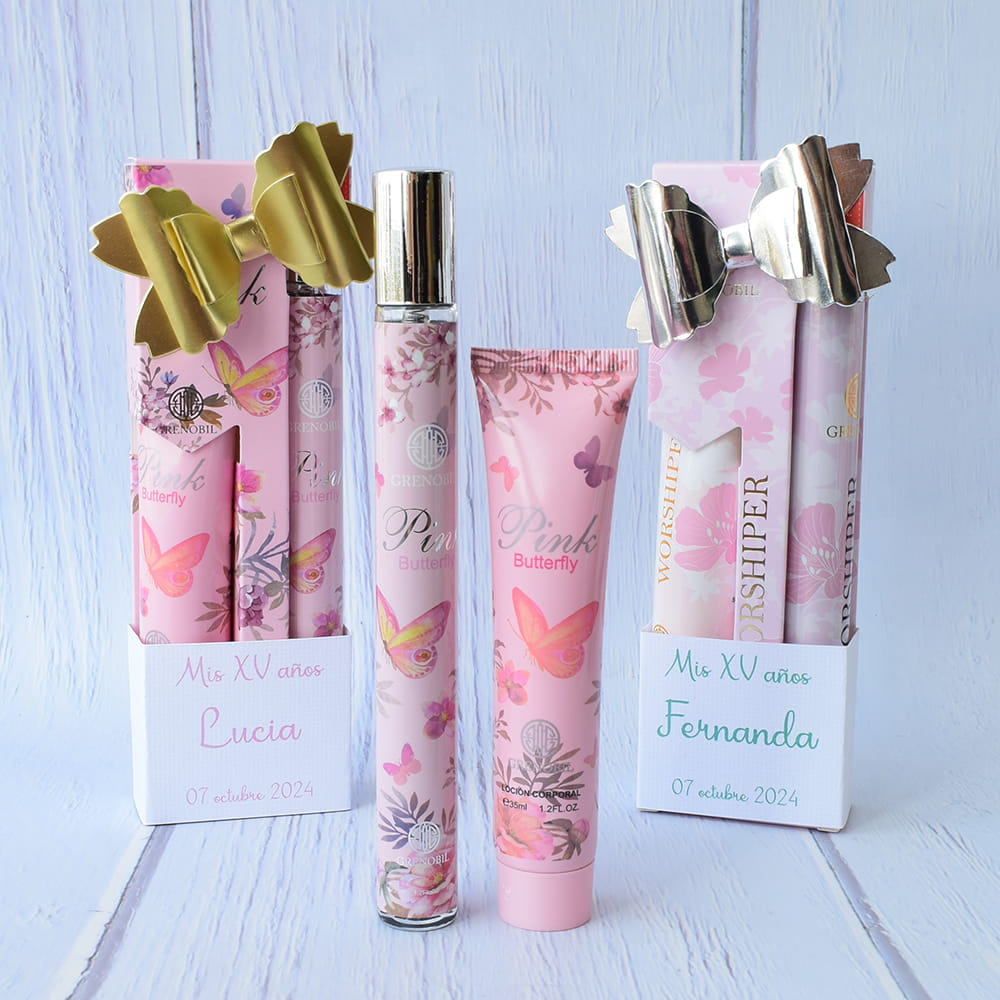 Kit de perfume y crema personalizado con los datos del evento y un moño dorado.