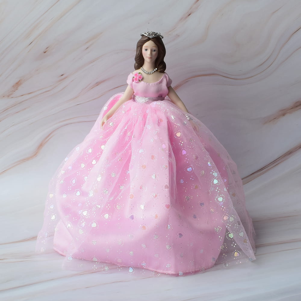 Tradicional última muñeca de porcelana para quinceañera con vestido rosa.