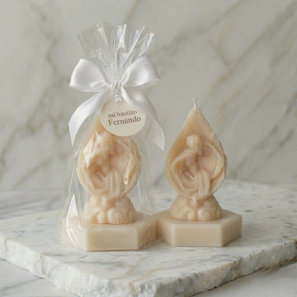 Vela artesanal de la Sagrada Familia en empaque de celofán con moño de satín y tarjeta personalizada para bautizo.