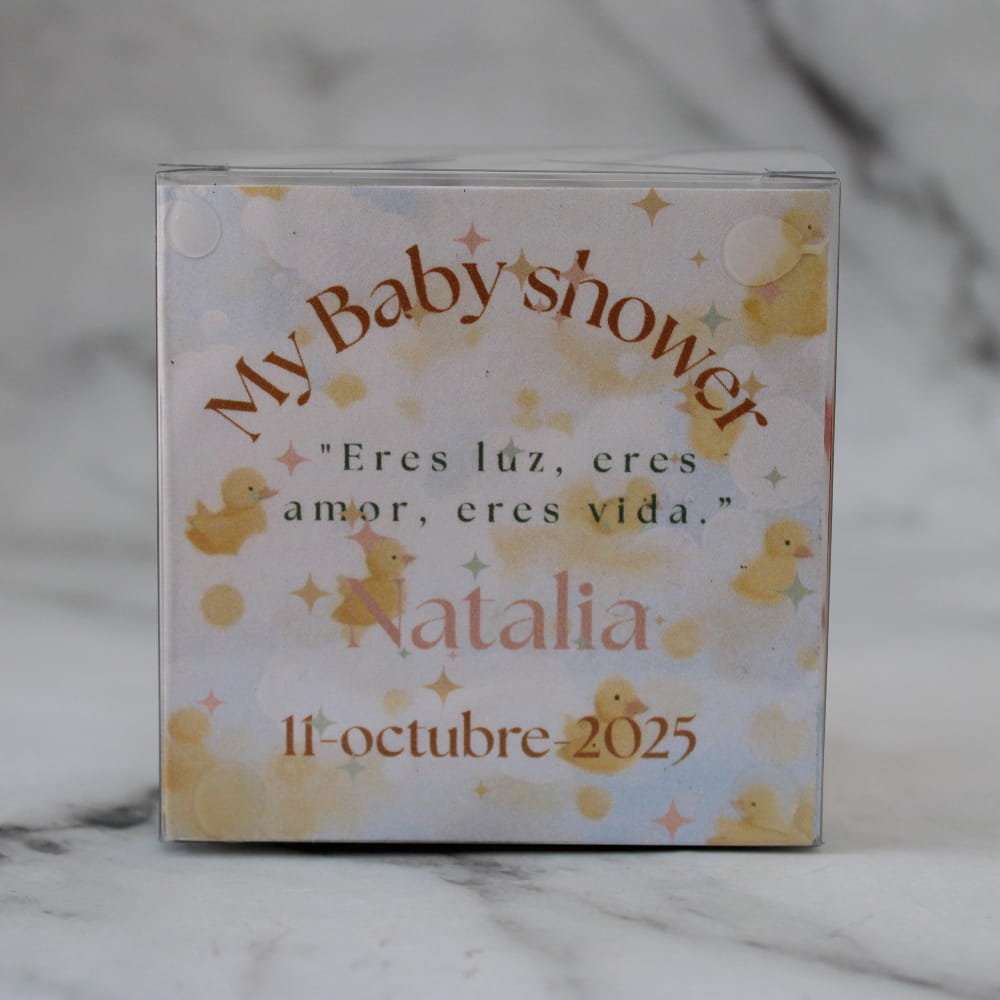 Vela artesanal en forma de patito con tarjeta personalizada, ideal como recuerdo para baby shower o eventos infantiles.