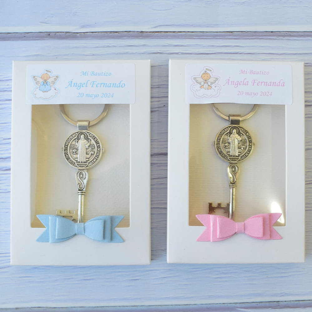 Recuerdos de bautizo llaveros en forma de llave de San Benito en caja personalizada para niño y niña.