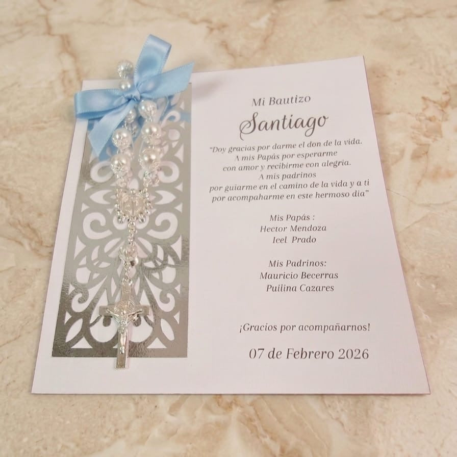 Bolo con decenario de perlas para bautizo personalizado en tonos plateados.