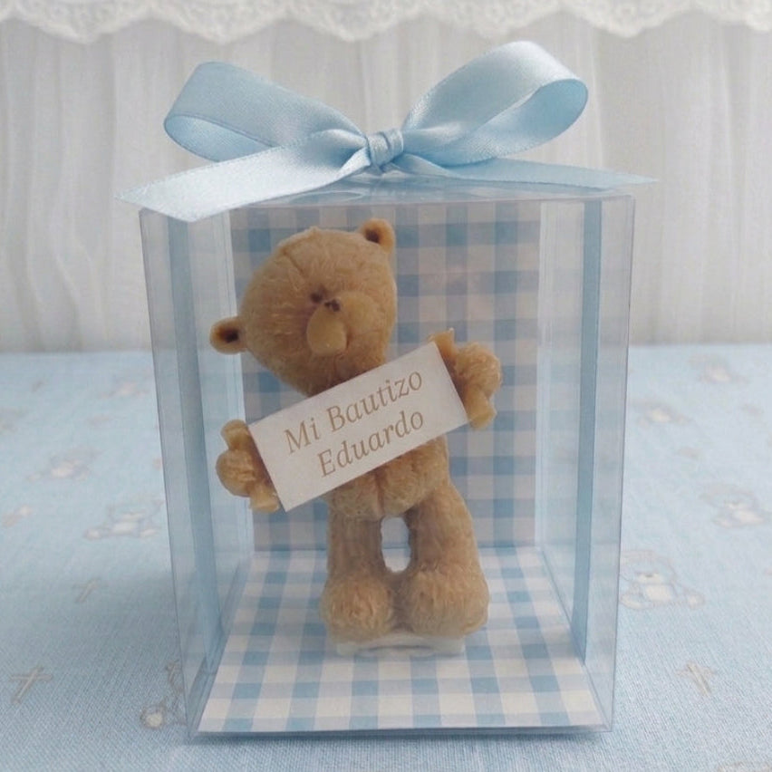 Recuerdo de bautizo para niño. Vela artesanal en forma de osito dentro de caja transparente con listón azul y letrero personalizado.
