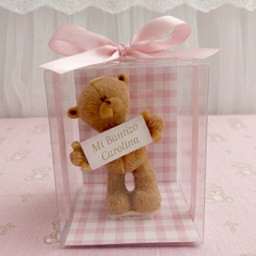 Recuerdo de bautizo para niña. Vela artesanal en forma de osito dentro de caja transparente con listón rosa y letrero personalizado.