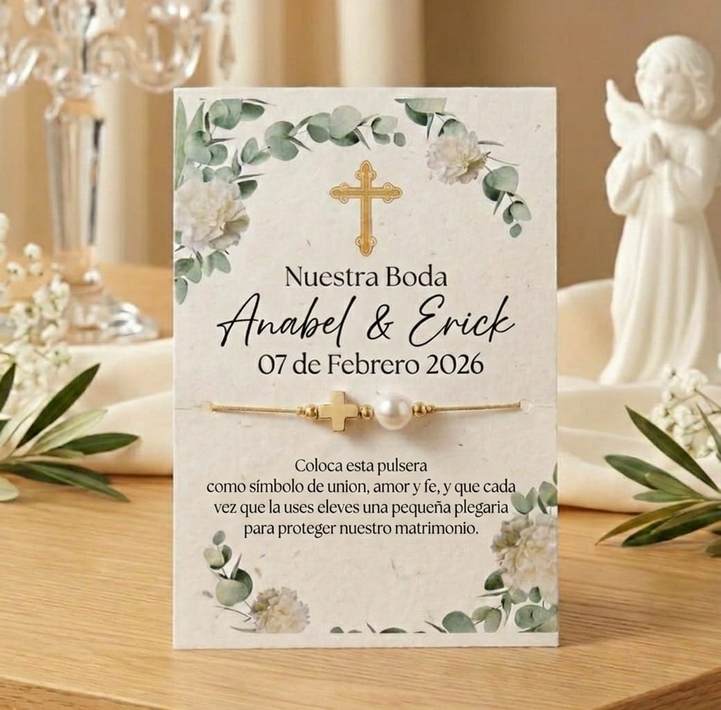 Tarjeta de recuerdo para boda con diseño de follaje verde y flores blancas. Muestra los nombres de los novios impresos, la fecha del evento y una oración, sujetando en el centro una pulsera ajustable con una pequeña cruz dorada y una perla blanca.