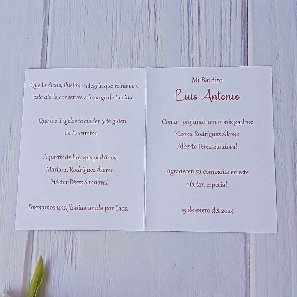 Tarjeta abierta de recuerdo de bautizo en color blanco. Muestra un texto de agradecimiento, bendiciones, la fecha del evento y espacios personalizados con el nombre del festejado, papás y padrinos, sobre un fondo de madera clara.