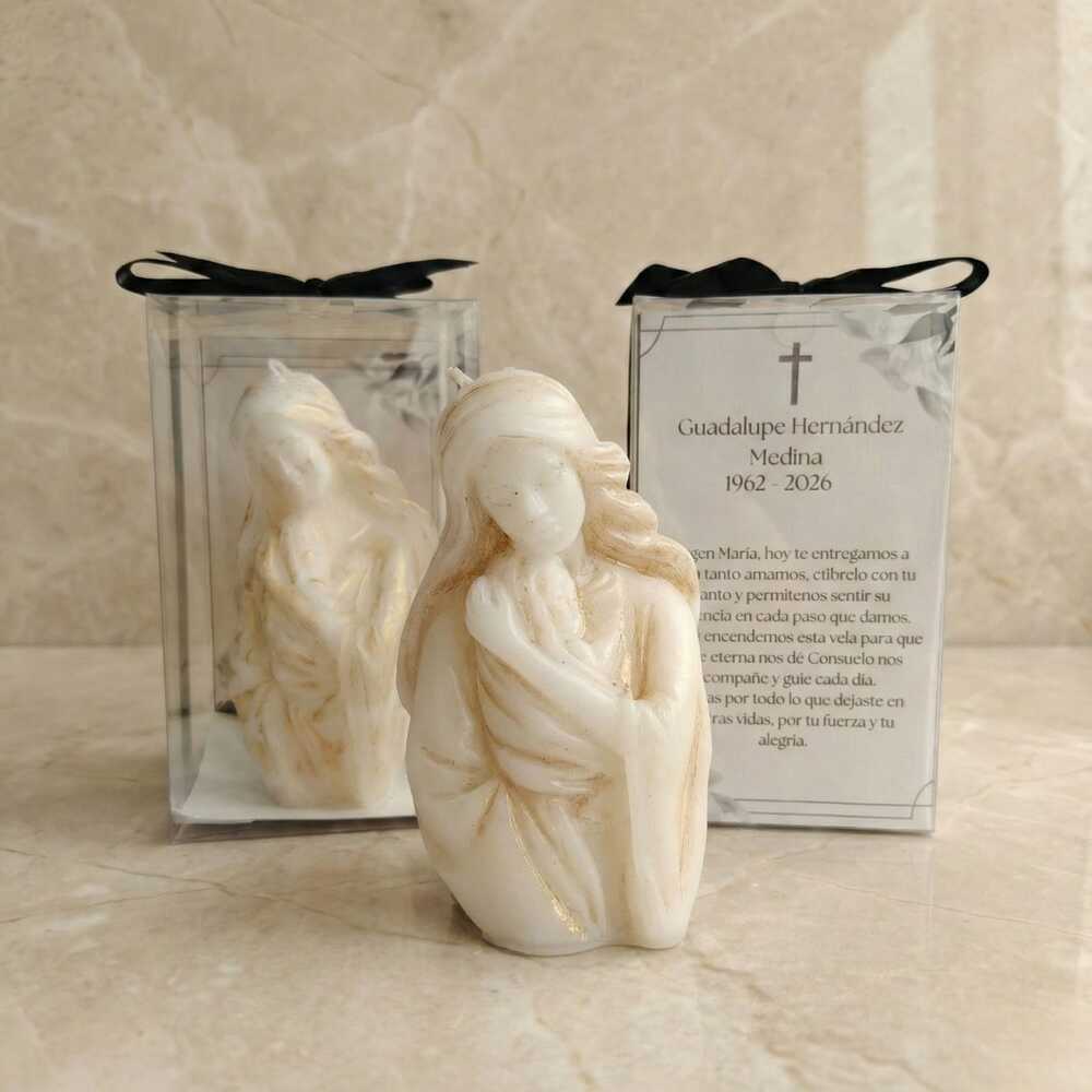 Un emotivo y delicado recuerdo luctuoso para honrar con amor la memoria de un ser querido. Se presenta en una elegante caja transparente con un sutil moño negro, acompañada de una hermosa oración de fe y consuelo para el corazón.