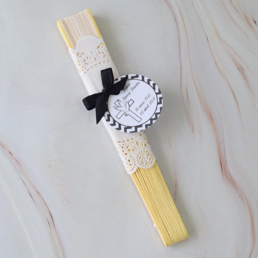 Abanico de madera de sandalo personalizado para recuerdo luctuoso.