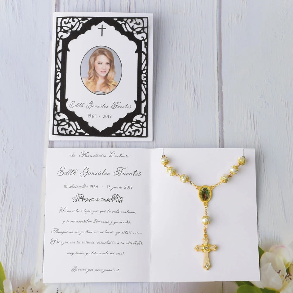 Recuerdo de aniversario luctuoso personalizado: Tarjeta conmemorativa con fotografía y poema, acompañada de un elegante decenario dorado con perlas y centro de la Virgen de Guadalupe.