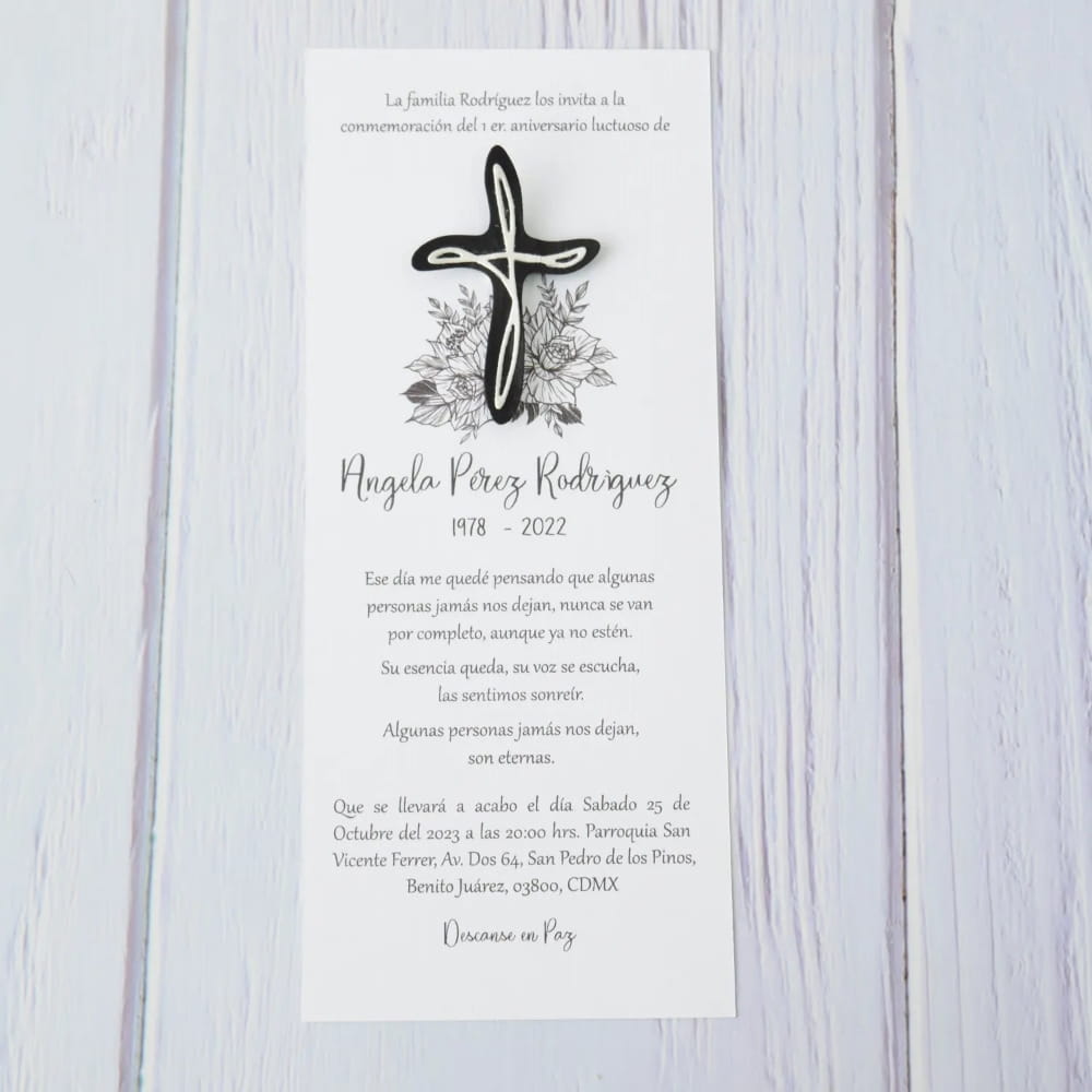 Invitación para aniversario luctuoso con cruz negra en relieve y diseño floral elegante sobre papel blanco.