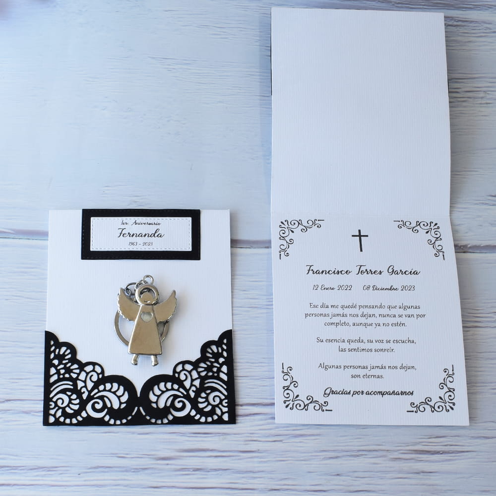 Tarjeta de recuerdo de aniversario luctuoso en blanco y negro con llavero de ángel plateado y mensaje conmemorativo.