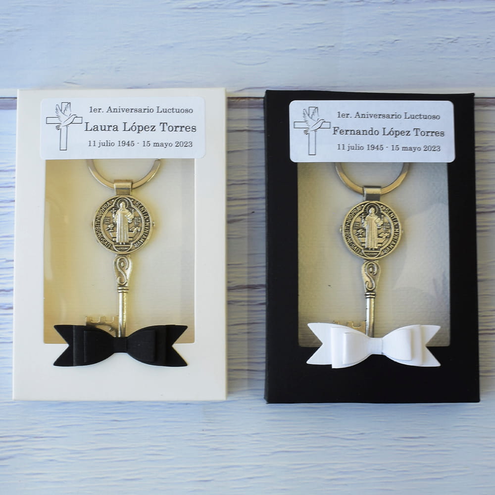 Recuerdo práctico para eventos: Destapador metálico en forma de velero plateado, presentado en caja de regalo con temática náutica.