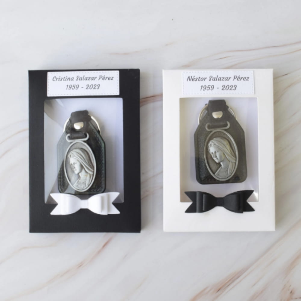 Recuerdos luctuosos de llavero con medalla de la Virgen María en estuche personalizado, detalles para honrar la memoria en servicios funerarios y aniversarios luctuosos.