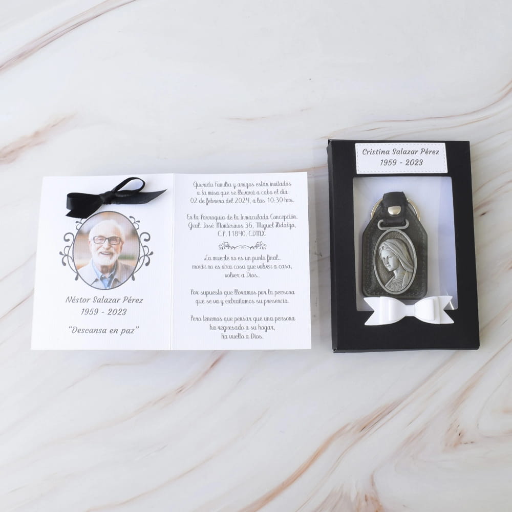 Llavero luctuoso con imagen de la Virgen en estuche negro y tarjeta de agradecimiento personalizada para aniversarios luctuosos.