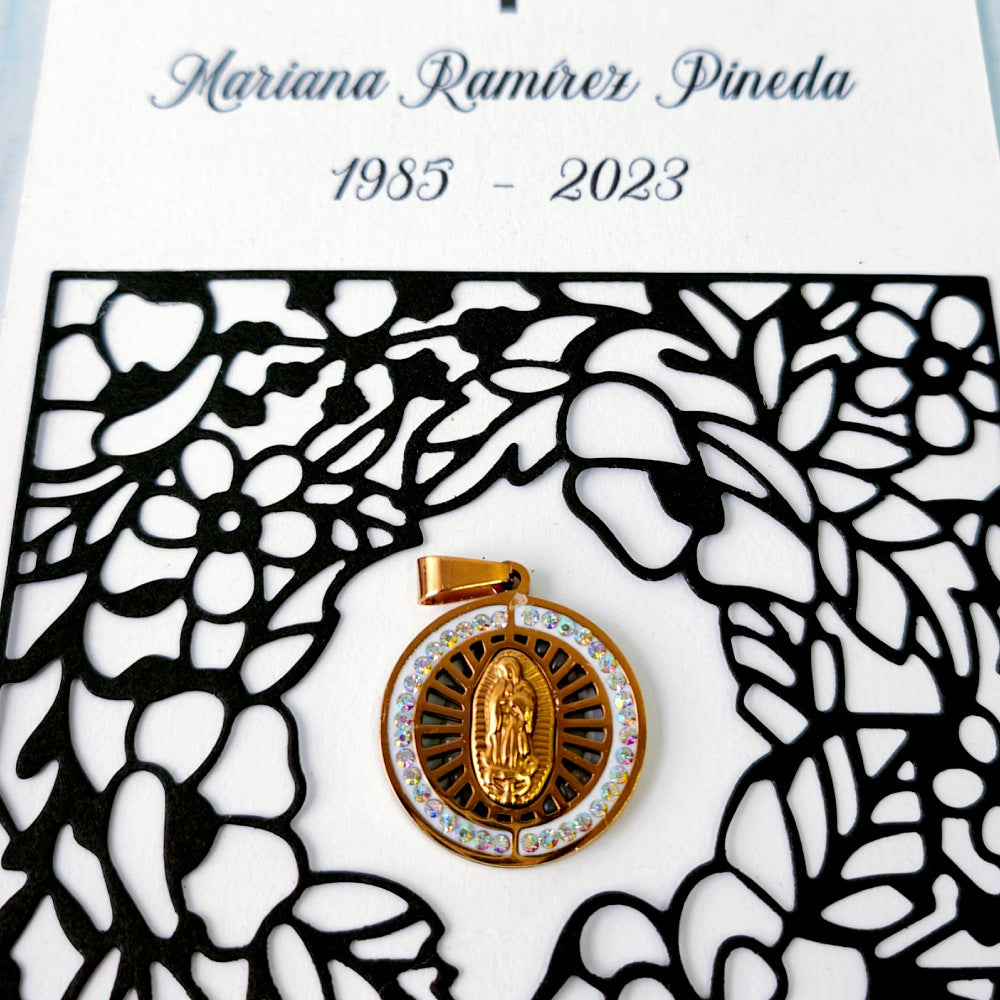 Recuerdo luctuoso personalizado, con medalla dorada de la Virgen de Guadalupe.
