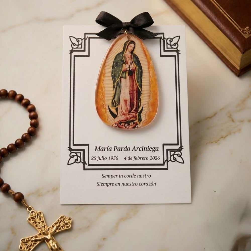 Recuerdo luctuoso con imagen de la Virgen de Guadalupe en tarjeta personalizada con moño negro, ideal para aniversarios luctuosos.