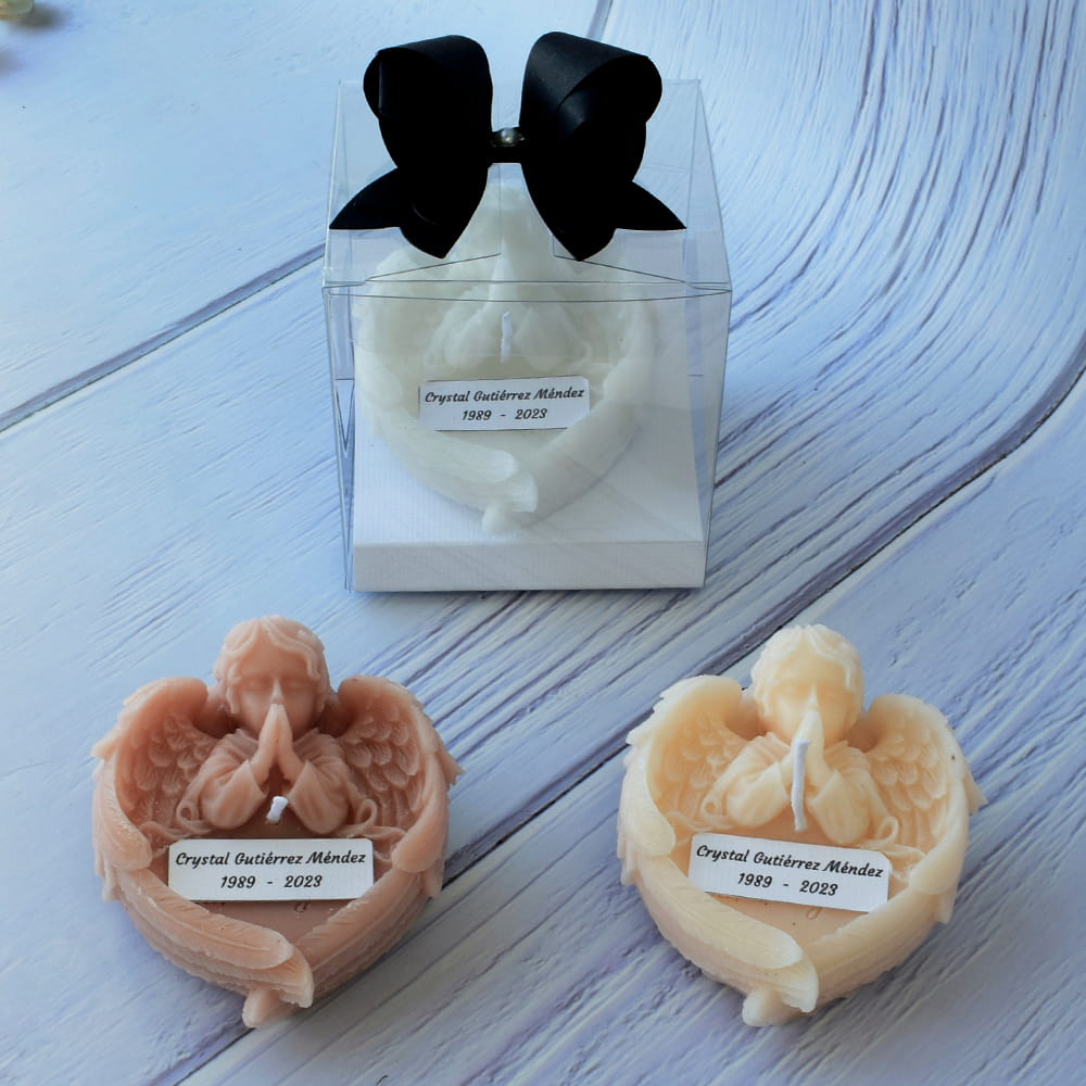 Velas artesanales luctuosas personalizadas de varios colores.
