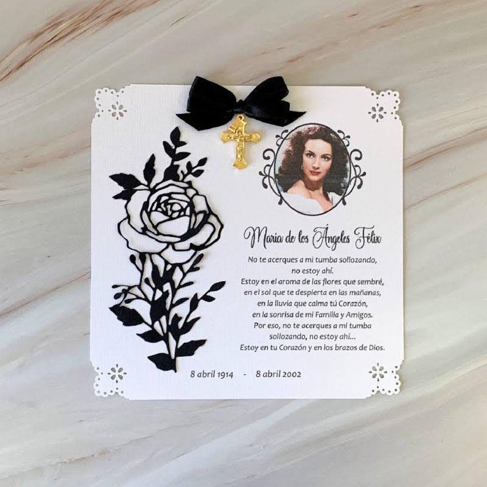 Recuerdo luctuoso personalizado con fotografía, diseño de flor en contraste negro, moño de satén con dije de cruz dorada y oración, ideal para aniversarios luctuosos.