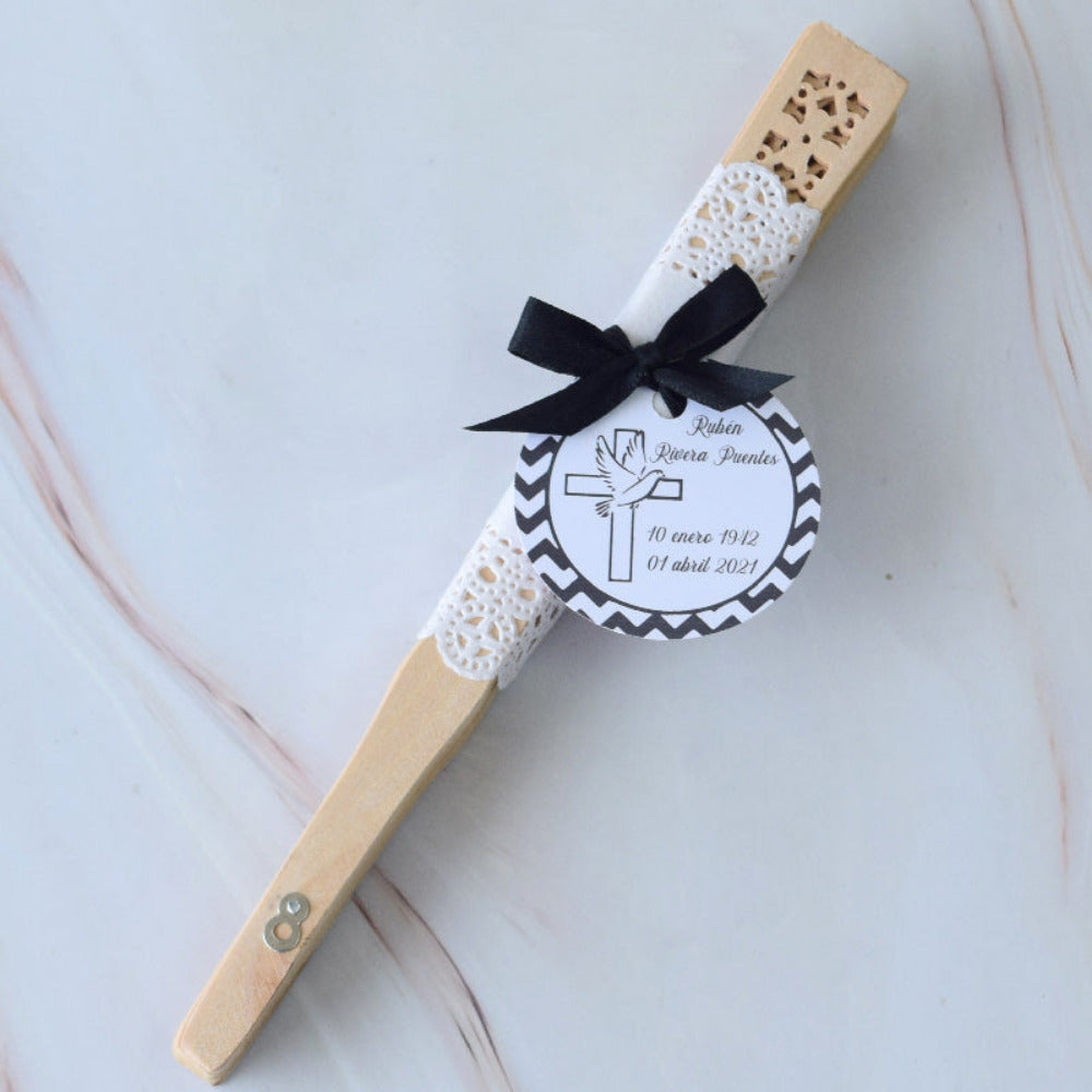 Abanico de madera de sandalo personalizado para recuerdo luctuoso.