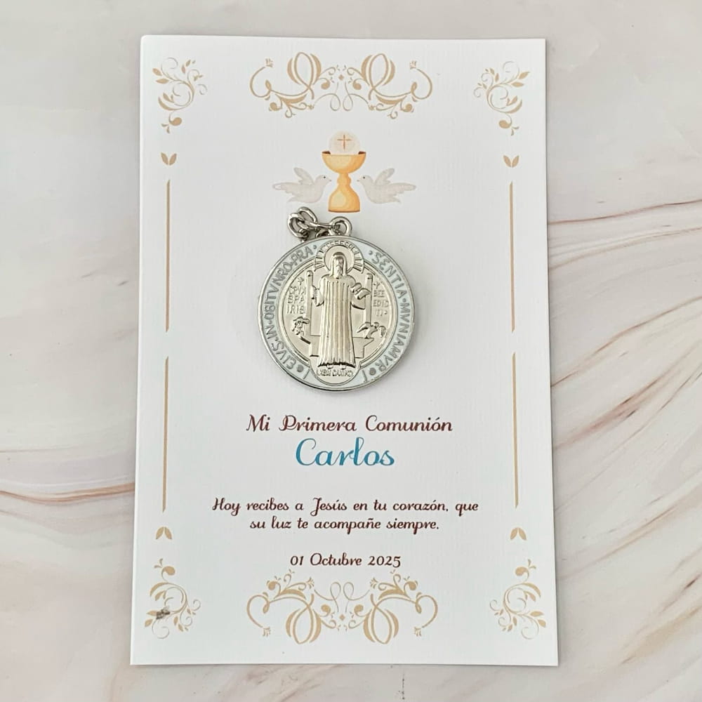 Recuerdo de Primera Comunión personalizado con medalla de San Benito, cáliz dorado y nombre Carlos.